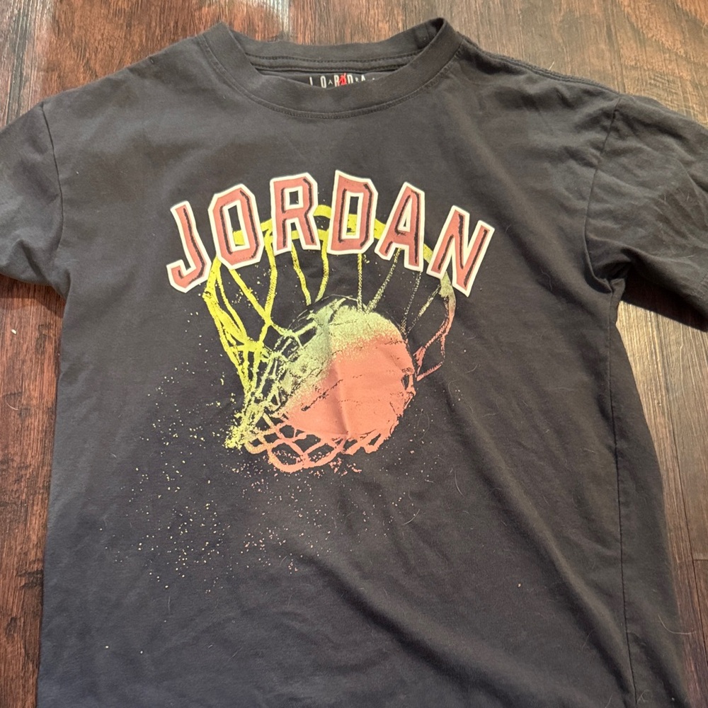Jordan Kids Tee with Basketball Hoop Graphic